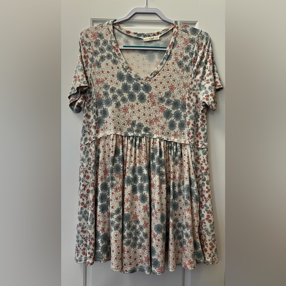V-Neck Short Sleeve Floral Swing Tunic - Cream with Blue & Rust Floral
